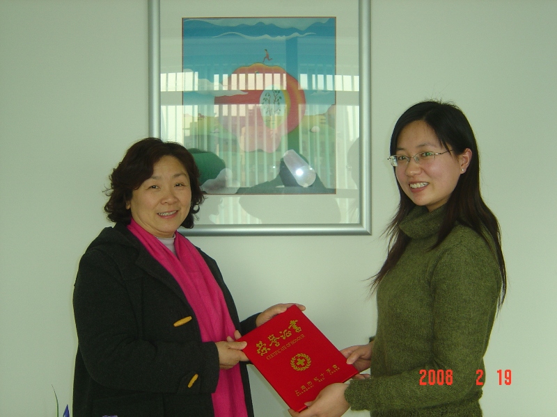 上海市紅十字會(huì)代表頒發(fā)榮譽(yù)證書(shū)給上海捷曉經(jīng)貿(mào)有限公司